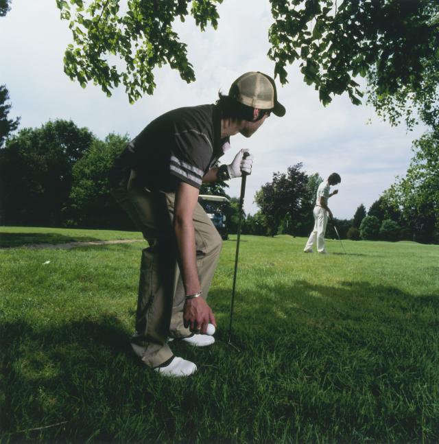 golfer dropping ball golfguru pl
